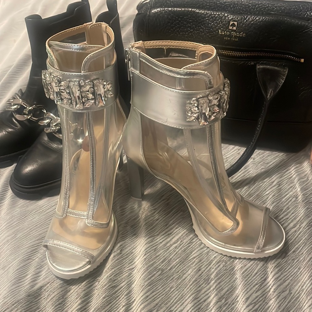 This beautiful shoes   Karl lagerfeld  in silver 💞